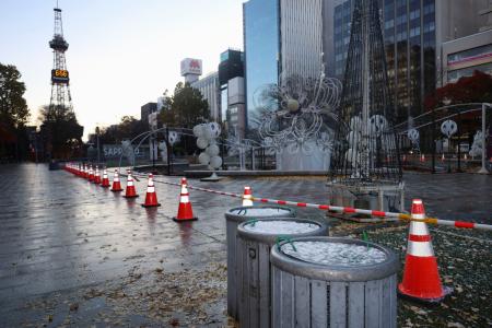 　初雪が観測された札幌市中心部の大通公園＝１１日午前