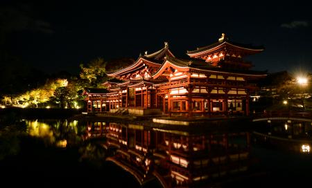 　夜間特別拝観に先立ちライトアップされた世界遺産・平等院の鳳凰堂＝１３日夜、京都府宇治市