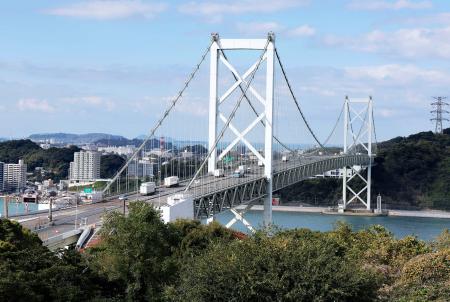 　開通から５０年を迎えた関門橋＝１４日午前