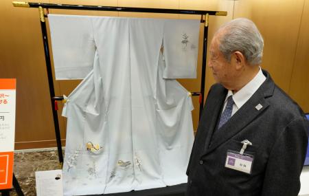 　阪急百貨店梅田本店が発表した、友禅の名匠が顧客の好みに着物を仕上げる企画型「福袋」＝１４日午後、大阪市