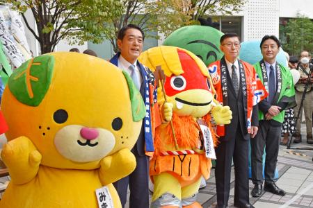 　合同イベントに参加した（左から）愛媛県の中村時広知事、秋田県の佐竹敬久知事、徳島県の後藤田正純知事＝１５日午後、東京都千代田区