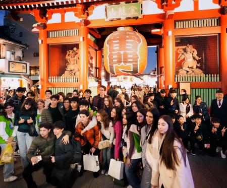 　東京・浅草寺の雷門前で記念撮影する外国人観光客ら＝１５日午後