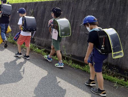 　登校する小学生＝２０２１年