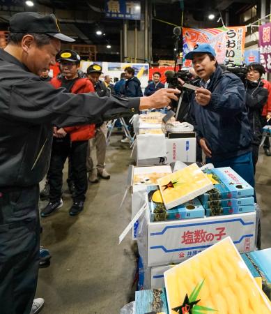 　大阪市中央卸売市場で開かれた塩数の子の初競り＝１７日午前