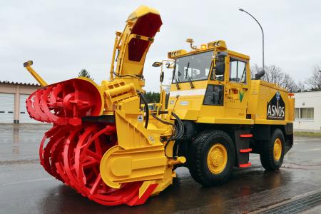 　高速道路の路肩付近を自動で除雪できるロータリー車＝１７日午前、北海道江別市