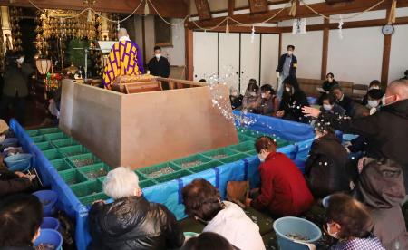 　徳島県美波町の観音寺で行われた「投げ銭供養」＝１８日午前