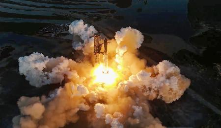 　１８日、米テキサス州の施設からスーパーヘビーロケットで打ち上げられる宇宙船スターシップ（スペースＸの中継から・共同）