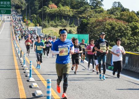 　「天空ハーフマラソン大会」で自動車専用道を走るランナーたち＝１９日午前、和歌山県新宮市