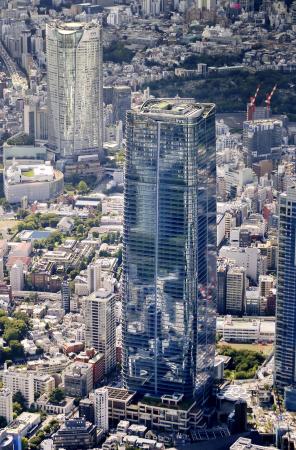 　麻布台ヒルズの超高層ビル「森ＪＰタワー」（手前）＝８月、東京都港区