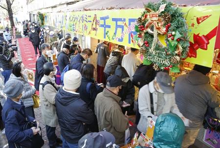 　発売された年末ジャンボ宝くじを買い求める人たち＝２０２１年１１月２４日、東京・銀座