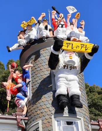 　神戸・北野の異人館「うろこの家」に飾られた、阪神タイガースのユニホームを身につけた「世相サンタ」＝２１日午前、神戸市