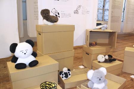 　ぬいぐるみ作家の片岡メリヤスさんの作品＝１６日、東京・南青山