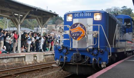 　ラストランで、地元住民らに見守られながら木次駅に入線するＪＲ木次線のトロッコ列車「奥出雲おろち号」＝２３日午後、島根県雲南市