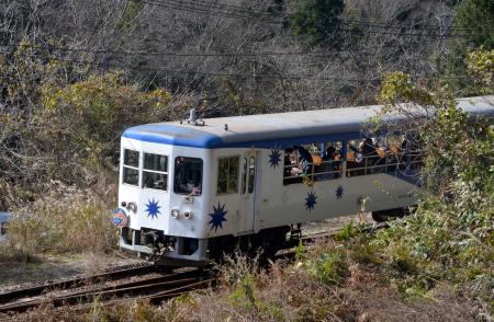 　ラストランでＪＲ木次線を走るトロッコ列車「奥出雲おろち号」＝２３日午前、島根県奥出雲町