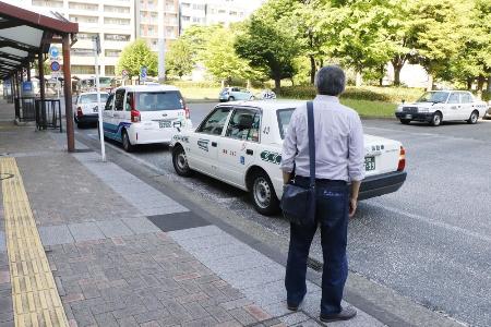 　タクシー運転手として働く男性＝４月、横浜市内