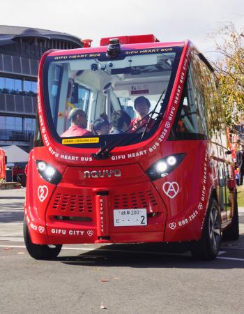 　関係者を乗せて出発する自動運転バス＝２５日午前、岐阜市