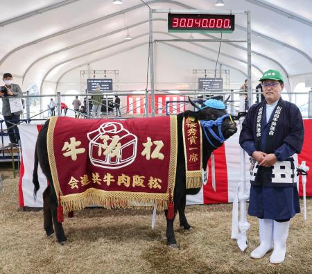 　松阪牛の品評会「松阪肉牛共進会」で最高賞の「優秀賞１席」に選ばれた中村一昭さんが育てた「ひろこの１」。３００４万円で落札された＝２６日午後、三重県松阪市