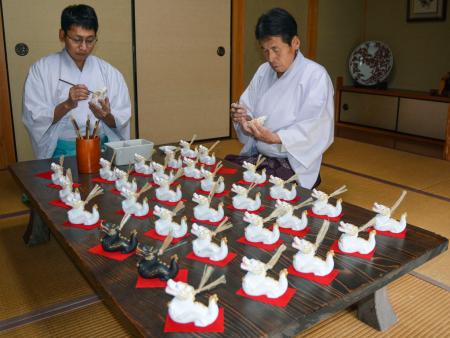 　来年の干支「辰」にちなんだ竜の土鈴作り＝２７日午後、大阪府羽曳野市の誉田八幡宮