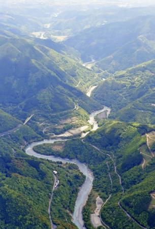 　ダム建設が予定されている、熊本県相良村の川辺川流域＝５月