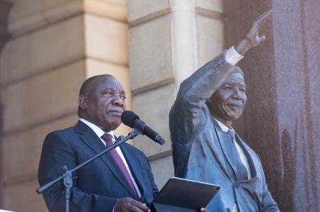 　マンデラ氏像の横で演説する南アフリカのラマポーザ大統領＝２０２０年２月、ケープタウン（ゲッティ＝共同）