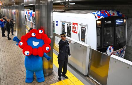 　万博の開幕まで５００日となり、堺市のなかもず駅を出発するラッピング列車＝３０日朝