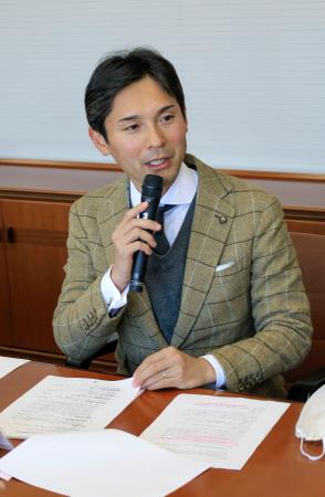 　記者会見する奈良県天理市の並河健市長＝３０日午前、天理市役所