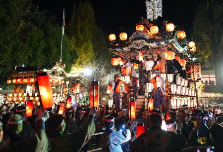 　秩父夜祭で秩父神社を出発する山車＝３日夜、埼玉県秩父市