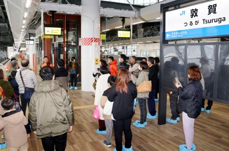 　北陸新幹線延伸開業によって終着駅となる敦賀駅で行われたイベントで、新幹線ホームを見学する参加者＝３日午前、福井県敦賀市