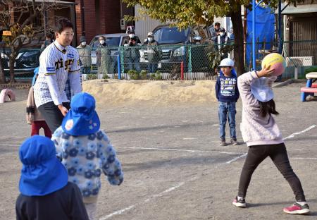 　こども園を訪れ、園児とドッジボールを楽しむ岩崎優投手＝４日午前、静岡市清水区