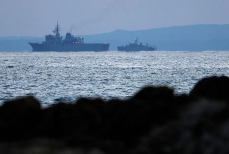 　米空軍のＣＶ２２オスプレイが墜落した現場海域を捜索する海上自衛隊の艦艇＝４日午前６時５０分、鹿児島県・屋久島沖