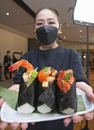 　「今年の一皿」に選ばれた「ご馳走おにぎり」＝４日午後、東京都千代田区