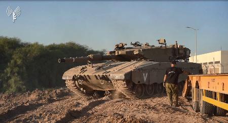 　ガザ地区とされる場所に展開するイスラエル軍の戦車。軍が４日公開した（共同）