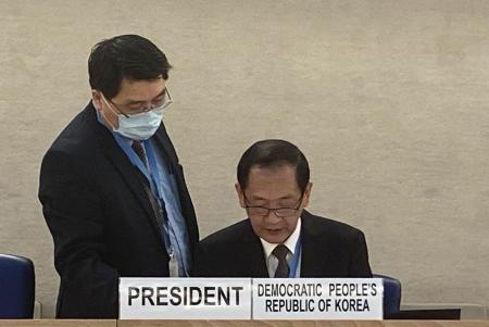 　北朝鮮の韓大成駐スイス大使（右）＝２０２２年６月、ジュネーブ（聯合＝共同）
