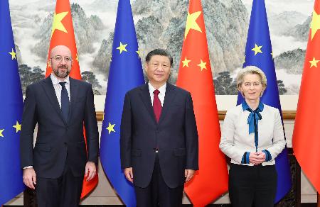 　ＥＵのミシェル大統領（左）、同フォンデアライエン欧州委員長（右）と写真に納まる中国の習近平国家主席＝７日、北京の釣魚台迎賓館（新華社＝共同）
