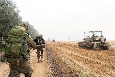 　イスラエル軍が７日に公開したガザ地区とされる場所に展開するイスラエル兵と軍用車両（ロイター＝共同）