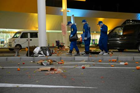 　車が突っ込んだ日立市役所前の広場を調べる茨城県警の捜査員ら＝６日午後５時２１分、茨城県日立市