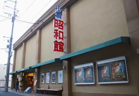 　旦過市場一帯を襲った大規模火災から再建し、プレオープンを迎えた老舗映画館「小倉昭和館」＝８日午前、北九州市