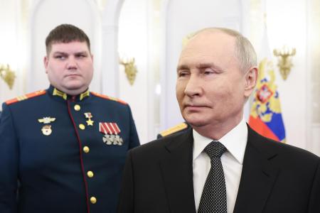 　８日、モスクワのクレムリンでの勲章授与式に出席したロシアのプーチン大統領（右）（タス＝共同）