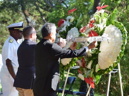 　８日、米ハワイ州の真珠湾で開かれた追悼式で、献花する児玉良則駐ホノルル総領事（右）（共同）