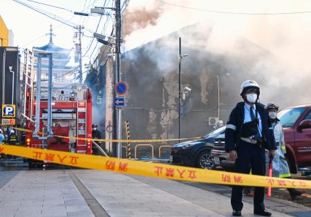 　店舗兼住宅が全焼した富山市の火災現場＝８日午後２時５５分