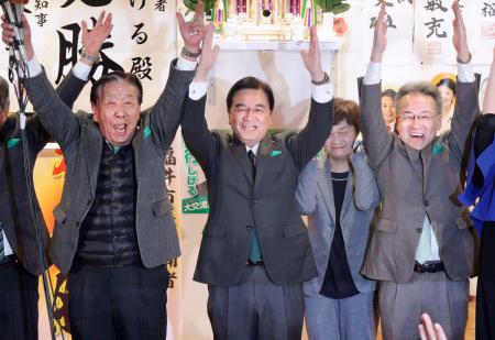 　福井市長選で初当選を決め、万歳する西行茂氏（左から２人目）。右端は福井県の杉本達治知事＝１０日夜