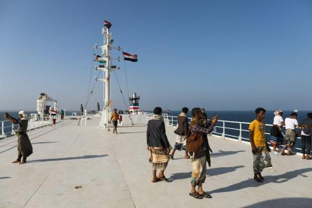 　フーシ派が拿捕した船のデッキを散策する人々＝５日、イエメン・サリーフ（ロイター＝共同）