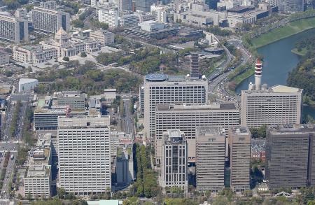 　東京・霞が関の官庁街（手前）。左奥は国会議事堂