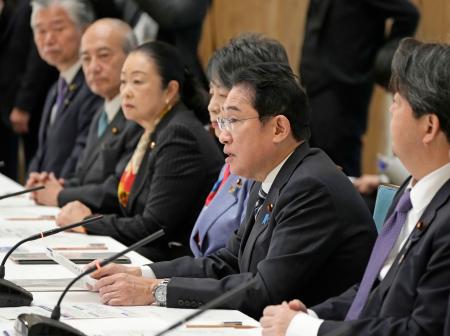 　「持続可能な開発目標（ＳＤＧｓ）」推進本部の会合であいさつする岸田首相（右から２人目）＝１９日午前、首相官邸