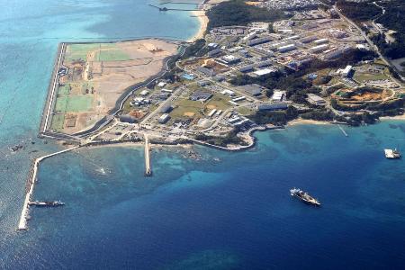 米軍普天間飛行場の移設先、沖縄県名護市辺野古の沿岸部。手前の大浦湾側には軟弱地盤が見つかっている
