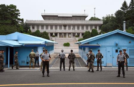 　南北軍事境界線がある板門店で警戒する韓国軍と米軍の兵士ら＝２０１７年７月（ＡＰ＝共同）