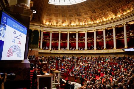 　不法移民の規制強化に向けた新たな法案について採決を行うフランス国民議会（下院）＝１９日、パリ（ロイター＝共同）