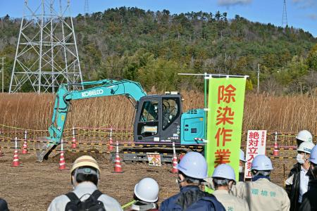 　報道陣に公開された、福島県大熊町の特定帰還居住区域で始まった除染作業＝２０日午前