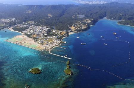 　米軍普天間飛行場の移設先、沖縄県名護市辺野古の沿岸部。右の大浦湾側には軟弱地盤が見つかっている＝８日