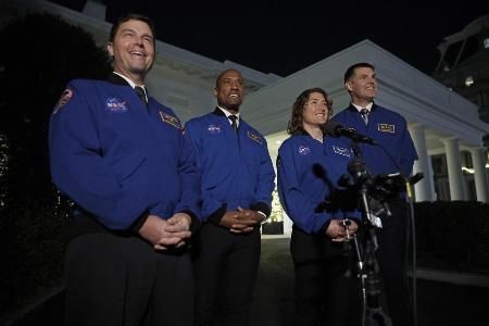 　米ホワイトハウスでバイデン大統領と面会後、記者団の取材に応じるアルテミス計画の宇宙飛行士ら＝２０２３年１２月（ゲッティ＝共同）